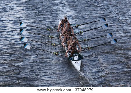 Gare di equipaggio lago verde in testa di Charles Regatta