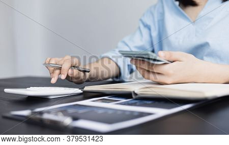 Counting money, businessmen have analyzed between cash and credit card which is consistent and conve
