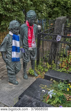 Moscow, Russia - 08.07.2019 : Vagankovskoye Cemetery In Moscowkonstantin Ivanovich Beskov - An Outst