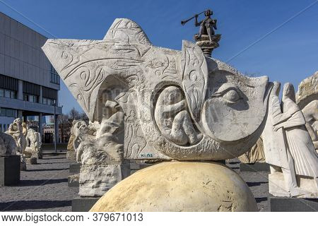Russia, Moscow 05.04,2019 Sculpture Park Museon, Many White Sculptures Under The Open Sky
