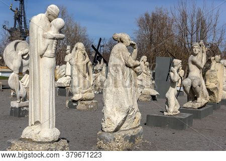 Russia, Moscow 05.04,2019 Sculpture Park Museon, Many White Sculptures Under The Open Sky