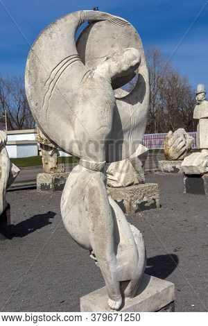 Russia, Moscow 05.04,2019 Sculpture Park Museon, Many White Sculptures Under The Open Sky