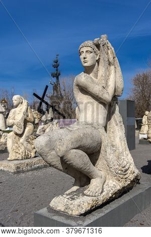 Russia, Moscow 05.04,2019 Sculpture Park Museon, Many White Sculptures Under The Open Sky