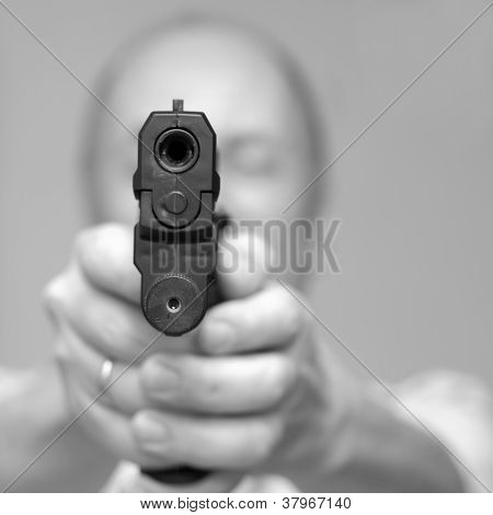 Muž s pistolí