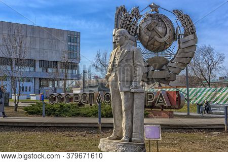 Moscow, Russia -  05,04,2019 Lenin Monument In Park Of Art Museon In Moscow, Russia