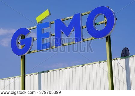 Bordeaux , Aquitaine / France - 08 04 2020 : Gemo Text Sign And Logo Of Store Shoes French Group Fas
