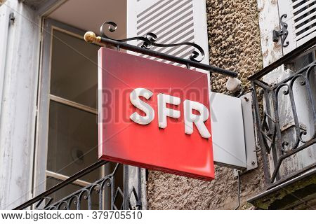 Bordeaux , Aquitaine / France - 08 04 2020 : Sfr Logo Red Sign And Text On Store French Phone Operat