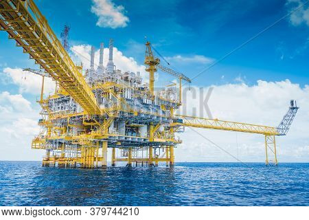Offshore Oil And Gas Processing Platform, Oil And Gas Industry To Treat Raw Gases And Sent To Onshor