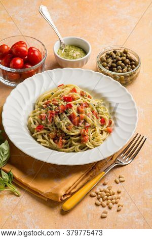 spaghetti with pesto sauce tomatoes fres and capers