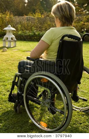 Donna su una sedia a rotelle