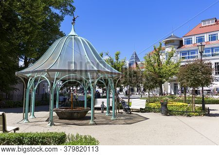 Sopot, Poland - June 6, 2018: Balneological Department With Fountain By The Baltic Sea And Sopot Pie