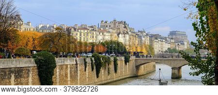 Paris, France - November 2017: Romantic And Beautiful Autumn Scenery Of Paris