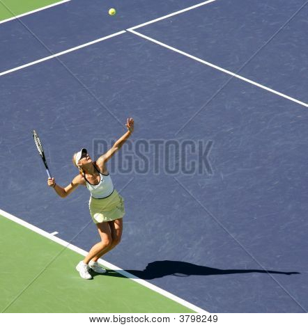 Maria Sharapova sloužící míč