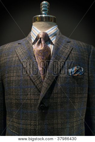 Rutig jacka med randig skjorta och slips (lodrät)