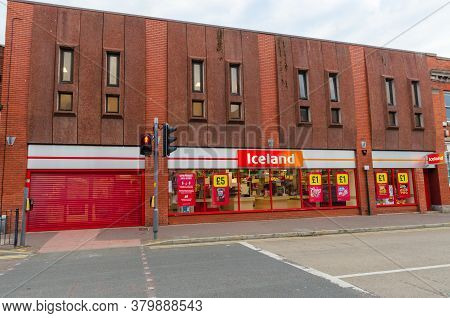 Prestatyn, Uk: Jul 06, 2020: A General View Of The High Street At Early Evening. An Iceland Frozen F