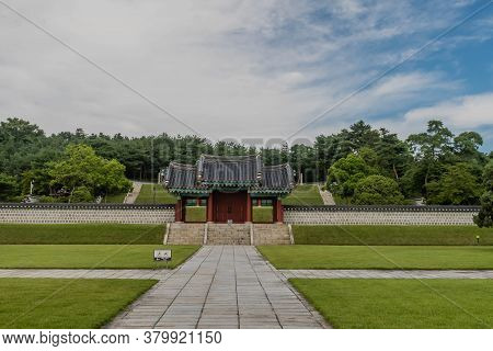 Geumsan, South Korea; July 21, 2020: For Editorial Use Only. Oriental Entrance Gate To The Tomb Of 7