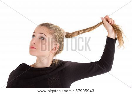 Ritratto di ragazza bionda capelli lunghi in abito blu