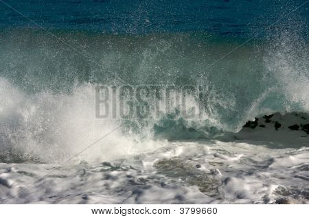 Dramatické Shorebreak vlna