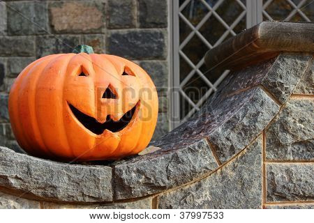 Jack-o latarnia na kamiennym murem