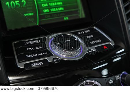 Novosibirsk/ Russia - August 01  2020: Infiniti Fx, 
Audio Stereo System, Control Panel And Cd In A 