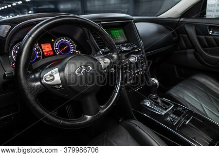Novosibirsk/ Russia - August 01  2020: Infiniti Fx, Salon Of A New Stylish Car, Steering Wheel , Das