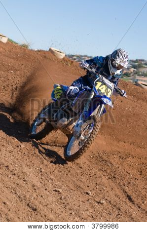 Pilota di motocross in curva
