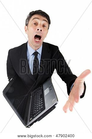 Humoristisk høj vinkel fuld længde portræt af en snakkesalig forretningsmand med en åben laptop med hans mo
