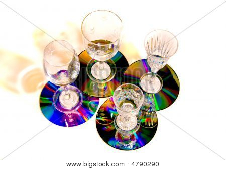 Cztery szklanki na małe kolorowe tacki błyszczący