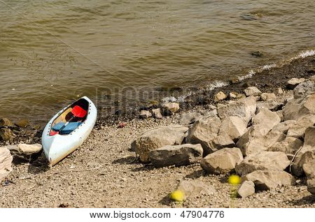 Canoa sulla riva del fiume