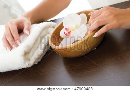 Ženské ruce ležící na stole