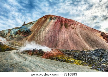 Brennisteinsalda 山は土地の区域で最も美しく、色とりどりの火山の一つです。
