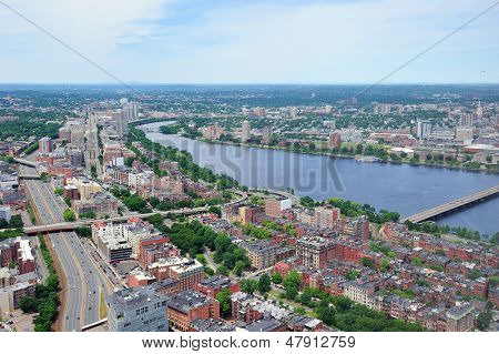 Boston city Ilmakuva kaupunkien rakennukset ja valtatie Charles River Cambridge-alueella.