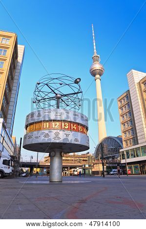 Alexanderplatz Tv tower og world clock
