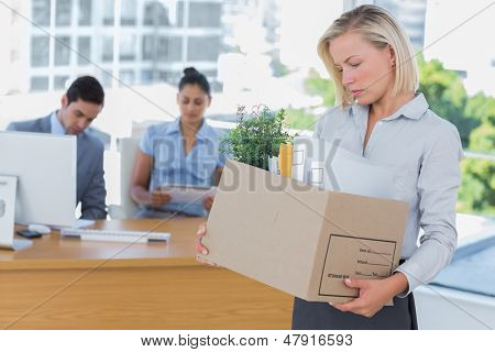 후 사무실을 떠나 슬픈 사업가 소지품의 지주 상자 가자
