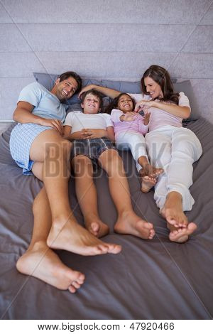 집에서 침대에 함께 누워 행복 한 가족