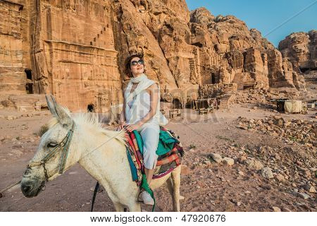 turist ridning æsel i nabatean petra jordan Mellemøsten