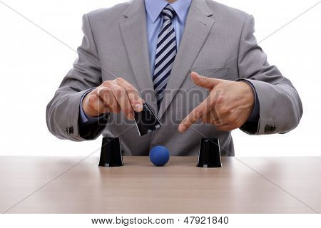 Puchar i piłka zgadywania gry sukces ręką biznesmen, odsłaniając poprawne Puchar