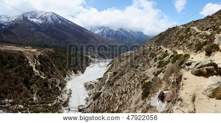 พาโนรามาของเทือกเขาหิมาลัยกับ Dudh สระโกสิริ เนปาลตะวันออก