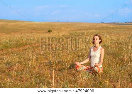 Donna slanciata meditare all'aperto