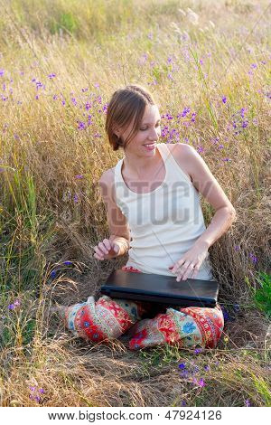 Bel sorriso felice donna con Notebook