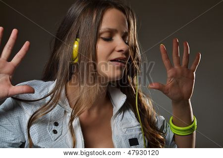 красивая молодая женщина прослушивания музыки