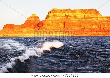 Resa resa med båt på Lake Powell.  Natursköna våg vid aktern på fartyget. Arizona, USA. Sunset