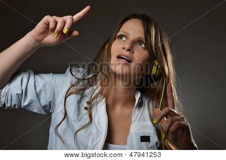 красивая молодая женщина прослушивания музыки