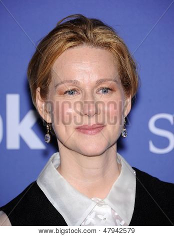 LOS ANGELES - JUN 12: Laura Linney přijíždí do ženy ve filmu 2013 Crystal + Lucy ocenění na Ju