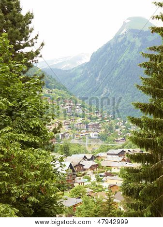 Widok Morzine górskiej w Alpach