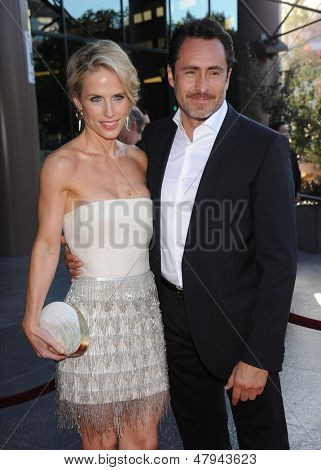 LOS ANGELES - JUL 08: Demian Bichir & Stefanie kolorowanki przybywa do FX premiera serialu 