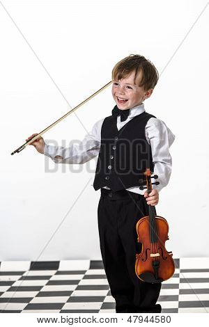 Freckled vermelho-cabelo menino tocando violino.