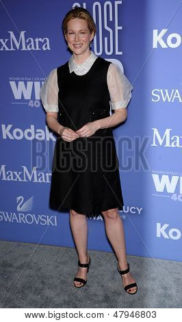 LOS ANGELES - JUN 12: Laura Linney přijíždí do ženy ve filmu 2013 Crystal + Lucy ocenění na Ju