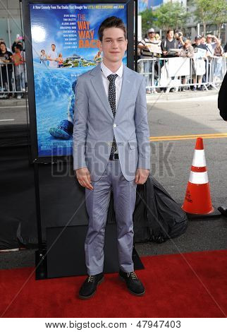 LOS ANGELES - 23.Jun: Liam James kommt, um die 