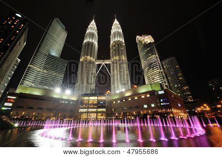 KUALA LUMPUR, MALAYSIA - 24 AUGUST: Petronas Twin Towers natten på August 24, 2012 i Kuala Lumpur
